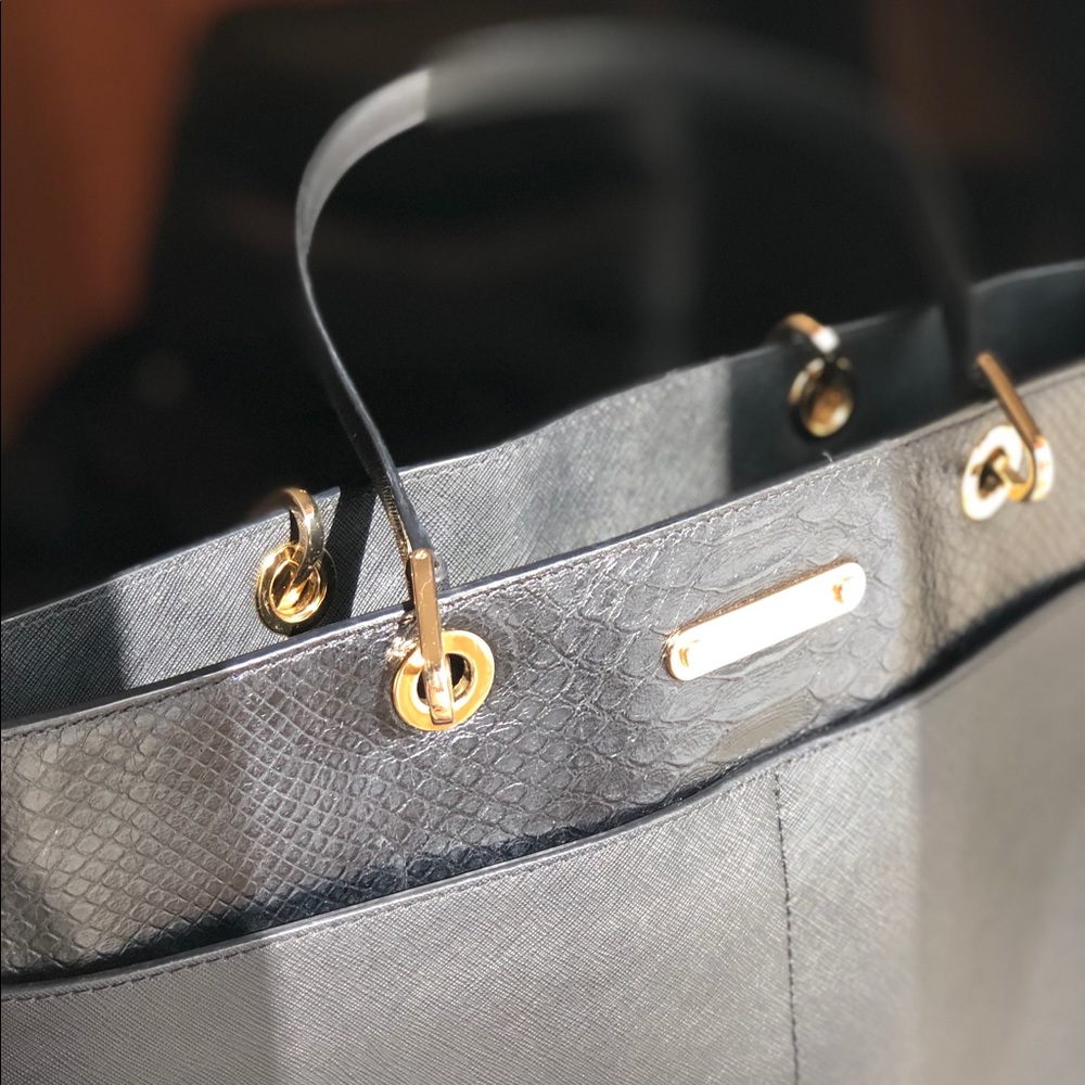 Classy Michael Kors black leather shoulder bag